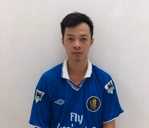  Khởi tố thêm 1 cán bộ CDC Cao Bằng tuồn Methadone ra ngoài bán cho "con nghiện": VKSND tỉnh Cao Bằng vừa phê chuẩn Quyết định khởi tố bị can, Lệnh bắt tạm giam đối với Đàm Văn Huy (SN 1991, Cao Bằng), cán bộ CDC Cao Bằng về tội Mua bán trái phép chất ma tuý theo Điều 251 Bộ luật Hình sự. Trước đó, một cán bộ CDC Cao Bằng khác đã bị khởi tố là Nguyễn Thị Thục Anh (SN 1976), cùng bị khởi tố còn có Lý Văn Luân (SN 1977, chồng của Thục Anh) và Hoàng Thị Chao (SN 1979, trú tại tổ 10, phường Sông Bằng, TP Cao Bằng). Tại cơ quan công an, đối tượng Huy khai nhận, đã nhiều lần mua Methadone với Nguyễn Thị Thục Anh rồi bán lại cho các "con nghiện" để kiếm lời.