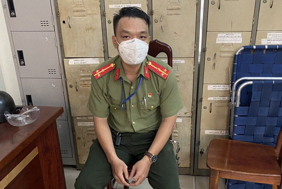  Giả công an, kích động người dân ở TP Thủ Đức: Sáng 14/8, Công an TP Thủ Đức (TP.HCM) tạm giữ Phan Phi Toàn (33 tuổi, ngụ quận Tân Bình) để điều tra về hành vi giả công an và đăng thông tin sai sự thật. Ngày 11/8, cảnh sát phát hiện tài khoản facebook tên “Không Tên” với hình ảnh đại diện là một người mặc trang phục Công an, cấp hàm Thượng úy, xưng là Phó phòng tổng hợp-Công an quận 3 liên tục đăng tải thông tin trên nhóm facebook “Chợ Tăng Nhơn Phú A” với nhiều nội dung xuyên tạc, không đúng sự thật, kích động về vấn đề hỗ trợ người nghèo. Cảnh sát sau đó xác định người đăng tải thông tin kích động trên là Toàn.