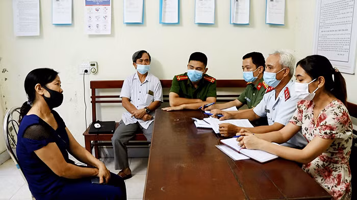  Đăng tin chữa khỏi COVID-19 bằng Pháp luân công, bị phạt 10 triệu đồng: Người bị xử phạt là Nguyễn Thị Tuyết (SN 1965, trú tại phường Yên Bình, TP Tam Điệp, Ninh Bình). Sáng 13/8, Tuyết sử dụng tài khoản Facebook “Quang Minh” đăng tải, chia sẻ bài viết trên mạng xã hội với nội dung “Nhờ niệm 9 chữ chân ngôn” Pháp luân công để chữa khỏi COVID -19 và khẳng định trong vòng 10 ngày chuyển từ dương tính sang âm tính, không còn triệu chứng “Không 1 viên thuốc, không 1 phương cách nào khác”. Thông tin này là bịa đặt, không có cơ sở khoa học, gây hoang mang trong nhân dân.