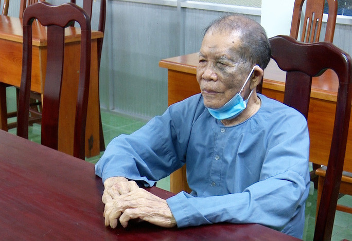  Cha vợ 82 tuổi dùng búa đập chết con rể 60 tuổi: Ngày 14/8, Cơ quan Cảnh sát điều tra Công an tỉnh An Giang cho biết đang tạm giữ hình sự ông Nguyễn Văn Tấu (82 tuổi; ngụ huyện Phú Tân, tỉnh An Giang) về hành vi "Giết người". Nạn nhân là ông Đào Văn D. (60 tuổi; ngụ huyện Phú Tân) – con rể ông Tấu. Vụ án xảy ra khoảng 23h20 tối ngày 12/8, khi ông D. cắt cửa phía sau và vào nhà thì ông Tấu dùng búa đập khiến ông D tử vong. Trước đó, sáng cùng ngày, ông D. mâu thuẫn với vợ là bà P. và có đe dọa sẽ giết chết ông Tấu và bà P. Trước khi vụ án xảy ra, ông Tấu sống chung nhà cùng con gái và con rể.