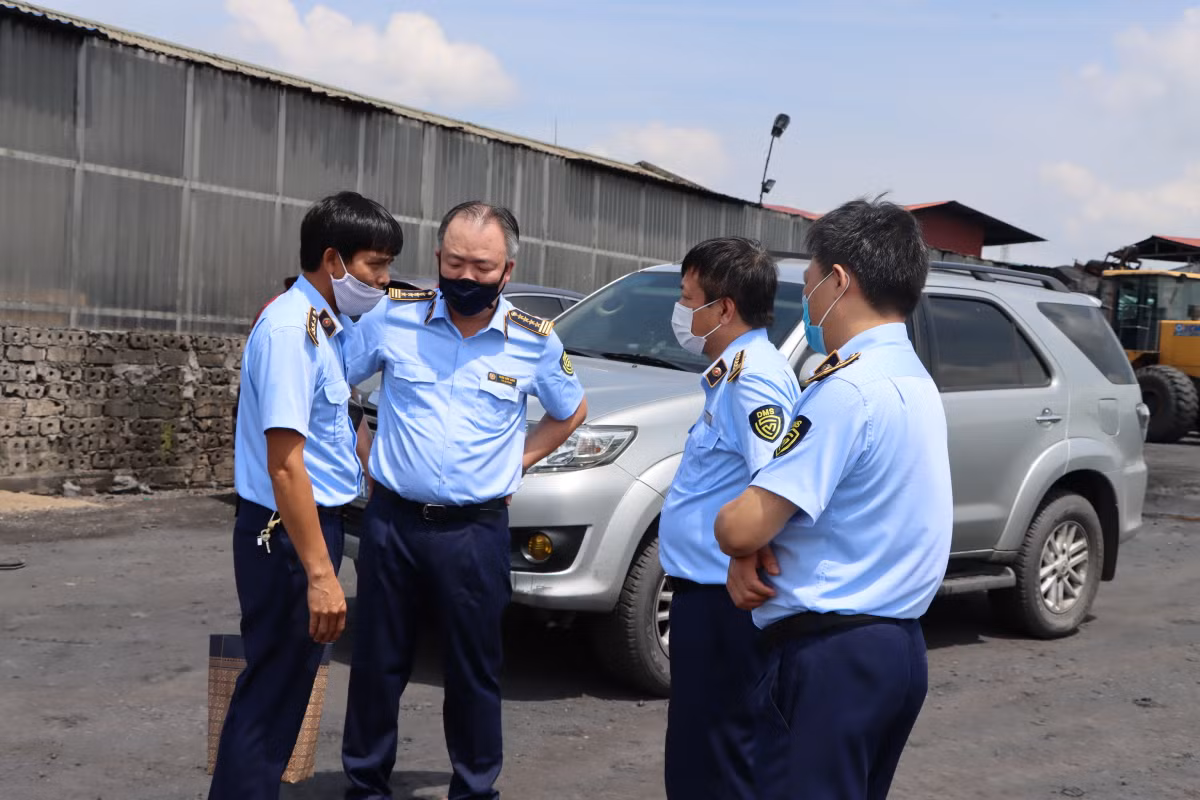 Kiểm tra thực tế, lực lượng chức năng phát hiện phần lớn các bãi có khối lượng than có khối lượng than chênh lệch so với hoá đơn nhập hàng. Đơn cử, tại 1 trong số 15 cơ sở đã được kiểm tra tính đến ngày 24/8, lực lượng chức năng phát hiện hàng chục nghìn tấn than không rõ nguồn gốc xuất xứ, không có hóa đơn, chứng từ. Đây là số lượng than rất lớn được cơ quan chức năng phát hiện trong thời gian qua.