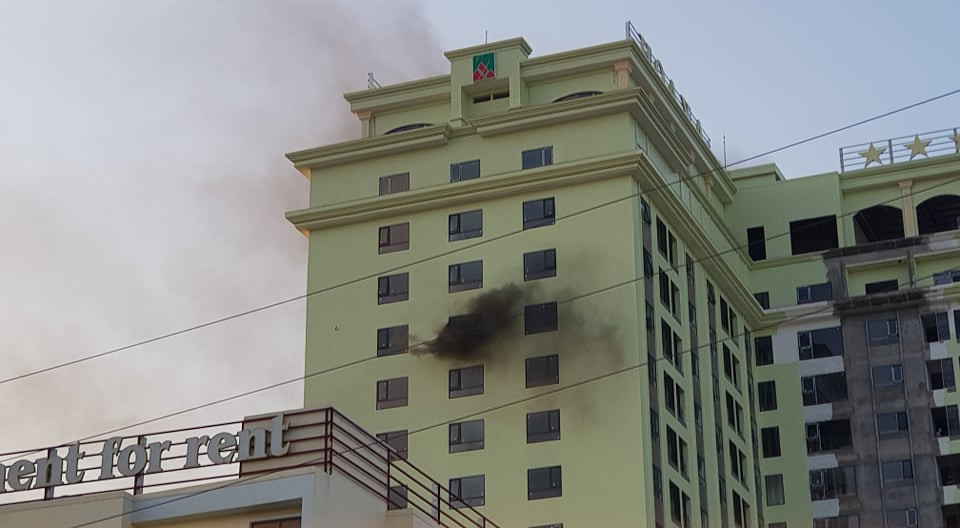 Hai Duong: Cuu hai cong nhan mac ket vu chay tai toa nha Hoa Xa-Hinh-2