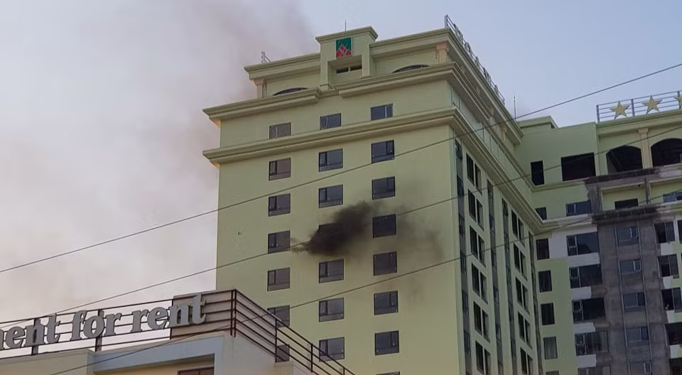 Hai Duong: Cuu hai cong nhan mac ket vu chay tai toa nha Hoa Xa-Hinh-2