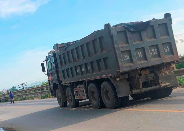 Tuy nhiên, cùng chốt kiểm soát của liên ngành ở Cầu Giẽ, những ngày qua xe công trường loại hổ vồ (Howo) chở vật liệu, phế thải (không phải mặt hàng thiết yếu), không giấy đi phép theo quy định vẫn được hoạt động rầm rộ trên QL1, Cầu Giẽ và các tuyến đường kết nối.