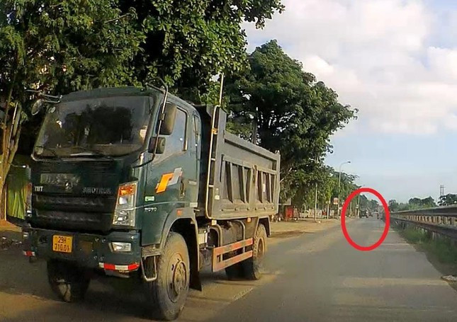 Trong ảnh là đoàn xe hổ vồ công trường, trên kính xe không hề treo giấy phép, mã nhận diện theo quy định chạy hàng dài nhiều xe, trong đó xe có BKS 29H-71001 dẫn đầu, tiếp đến (vòng tròn đỏ) là các xe: 29H-71075, 29H-71014…