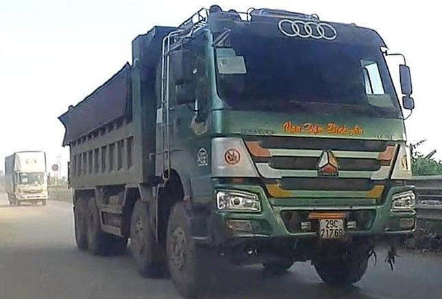 Ghi nhận xe tải công trường hoạt động trên QL1A đoạn qua Cầu Giẽ, đoạn Phú Xuyên - Thường Tín những ngày qua, chúng tôi đã kịp quay, chụp hình ảnh một số xe hoạt động trên đường, gồm: 29H-04748, 29H-71001, 29H-10239, 29H-43261, 29H-43824, 29H-71769, 29H-17955, 29C-60111, 29H-43281…