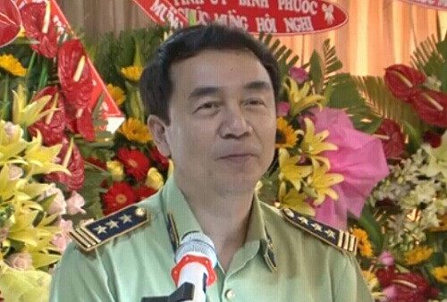 Ông Hùng cũng cho biết, cá nhân ông có điều kiện do gia đình hậu thuẫn ủng hộ, tạo mọi điều kiện vật chất và tinh thần, nên có thể vượt qua cám dỗ, khó khăn, hoàn thành tốt nhiệm vụ được giao, thấy đúng thì bảo vệ, thấy sai thì kiên trì đấu tranh. Ông cũng đề cấp việc đồng đội QLTT vô cùng vất vả và không phải ai cũng có gia đình đủ điều kiện để không phải lo nghĩ mưu sinh. Nếu chỉ một phút chủ quan, yếu lòng, quên rèn luyện tu dưỡng bản thân, một lần tặc lưỡi bỏ qua thì rất dễ xảy ra sai phạm, thậm chí mắc vòng lao lý.