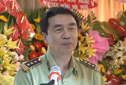 Ông Hùng cũng cho biết, cá nhân ông có điều kiện do gia đình hậu thuẫn ủng hộ, tạo mọi điều kiện vật chất và tinh thần, nên có thể vượt qua cám dỗ, khó khăn, hoàn thành tốt nhiệm vụ được giao, thấy đúng thì bảo vệ, thấy sai thì kiên trì đấu tranh. Ông cũng đề cấp việc đồng đội QLTT vô cùng vất vả và không phải ai cũng có gia đình đủ điều kiện để không phải lo nghĩ mưu sinh. Nếu chỉ một phút chủ quan, yếu lòng, quên rèn luyện tu dưỡng bản thân, một lần tặc lưỡi bỏ qua thì rất dễ xảy ra sai phạm, thậm chí mắc vòng lao lý.