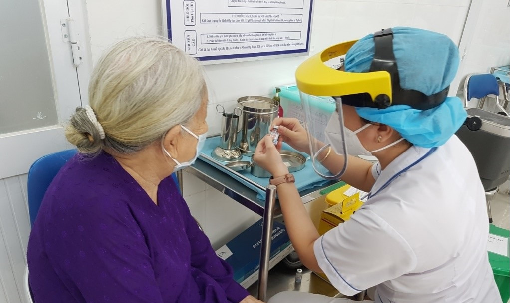 TP HCM: Nguoi tren 18 tuoi deu duoc tiem vac xin COVID-19