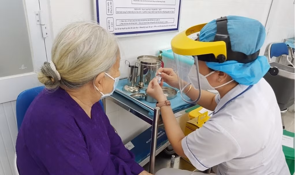 TP HCM: Nguoi tren 18 tuoi deu duoc tiem vac xin COVID-19