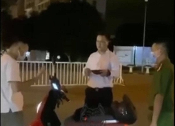 Xung “tien si” lam “VTV”, vuot chot kiem dich: Xu nghiem Giam doc tiep thi