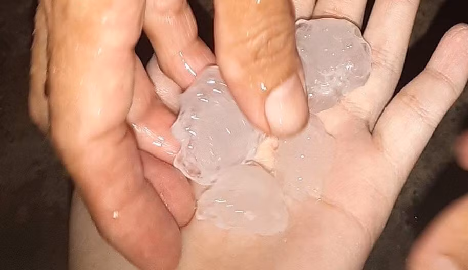 Đài Khí tượng thủy văn Khu vực Nam bộ cho biết, qua theo dõi trên ảnh radar thời tiết cho thấy, mây dông đang phát triển ở khu vực phía bắc TPHCM và gây mưa rào tại huyện Củ Chi. Đơn vị cảnh báo trong khoảng 3 giờ tới, các vùng mây dông sẽ tiếp tục phát triển và gây mưa rào kèm dông tại các khu vực phía bắc của TPHCM. Đồng thời có khả năng mở rộng, lan sang các khu vực lân cận khác, có nơi mưa vừa. Trong cơn dông có khả năng xảy ra lốc, sét, gió giật mạnh. 