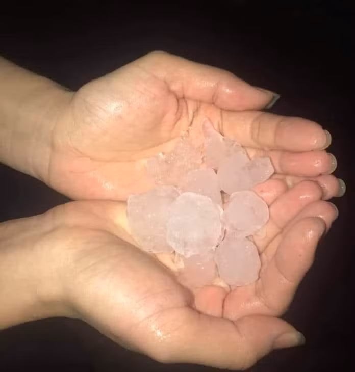 Chuyên gia khí tượng Lê Thị Xuân Lan trao đổi với Zing cho biết trong cơn mưa đã xuất hiện mưa đá. Hiện tượng này không quá hiếm khi xuất hiện ở Nam Bộ. Những năm gần đây vẫn xuất hiện mưa đá nhưng hạt không lớn, kích thước khoảng 1-1,5 cm. Chuyên gia lý giải 2 nguyên nhân xuất hiện mưa đá: Một là do mây đối lưu phát triển mạnh, hai là tuần vừa qua, Nam Bộ chủ yếu ngày nắng oi, mưa muộn, gây ra hiện tượng mây đối lưu nhiệt. 