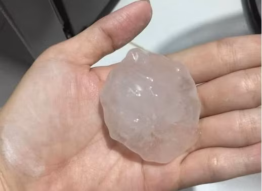 Chuyên gia này cho biết, mấy ngày nay áp cao cận nhiệt đới ở biển Đông lấn tây đẩy ẩm ở ngoài biển vào, tạo ra nhiễu động gió đông. Bản chất của áp cao cận nhiệt đới tạo ra nhiệt độ cao. Khi có nhiễu động, không khí có sự xáo trộn lớn sẽ hình thành mưa đá. 