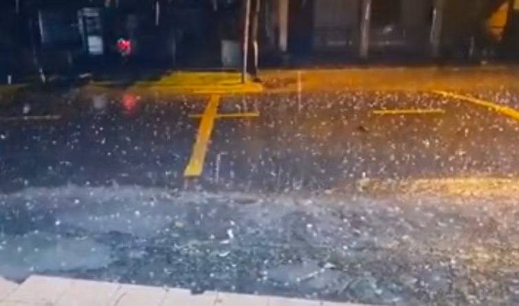 Chiều tối 22/8, TP.HCM có mưa dông diện rộng, lượng mưa trung bình 30-60 mm. Nhiệt độ dao động 27-30 độ C. Đài Khí tượng Thủy văn khu vực Nam Bộ, ảnh vệ tinh và radar thời tiết lúc 18h cho thấy mây đối lưu phát triển ở huyện Nhà Bè, Cần Giờ. Vùng mây tiếp tục phát triển mạnh và lan rộng, gây mưa lớn ở khu vực quận 7, 12, Gò Vấp, Bình Thạnh, TP Thủ Đức, các quận trung tâm 1, 3, 5,.... 