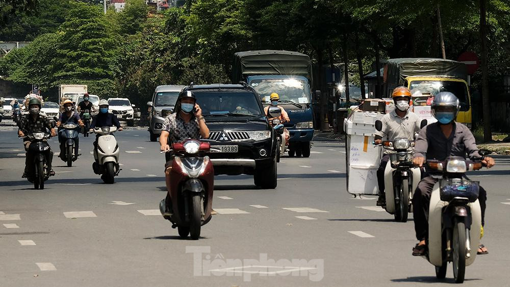Lưu lượng người và phương tiện tham gia giao thông trên đường đông không kém những ngày chưa có "lệnh" giãn cách xã hội.