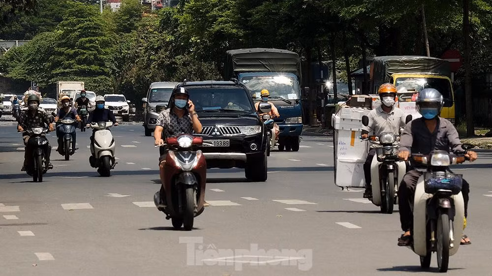 Lưu lượng người và phương tiện tham gia giao thông trên đường đông không kém những ngày chưa có "lệnh" giãn cách xã hội.