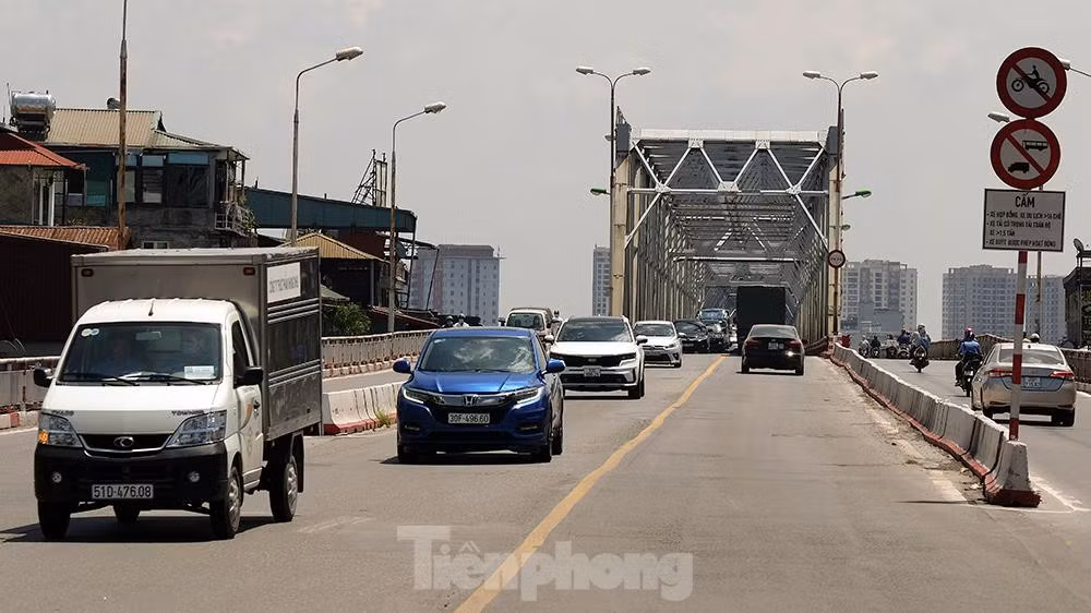 Giao thông trên cầu Chương Dương thời điểm 12 giờ trưa nay (17/8).