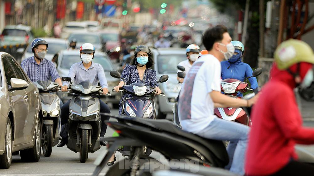 Đường Nguyễn Lương Bằng ở một số thời điểm trong buổi sáng, xảy ra hiện tượng ùn ứ cục bộ.