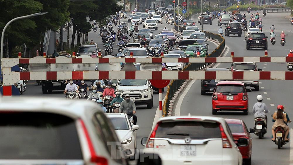 Bên cạnh đó, một số tuyến phố khác, các phương tiện cũng đã nhiều hơn so với những ngày trước dù vẫn đang trong giai đoạn giãn cách xã hội.