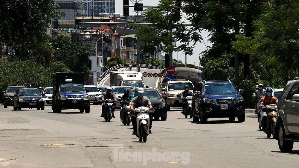Công an Hà Nội đã bố trí 6 tổ công tác làm nhiệm vụ trên các tuyến đường xuyên tâm với quyết tâm cao kiểm soát chặt lượng người tham gia lưu thông trên đường không đúng đối tượng để xử lý nghiêm.