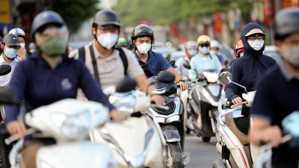 Đường Nguyễn Thái Học cũng chung tình trạng phương tiện tham gia giao thông rất đông vào buổi sáng.