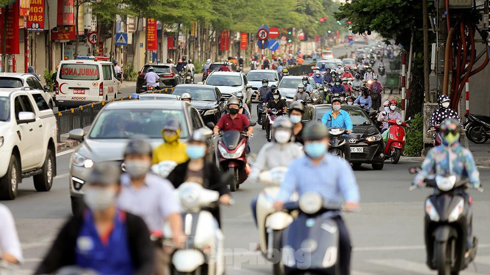 Mật độ giao thông đông vào giữa trưa trên trục đường Nguyễn Lương Bằng - Tây Sơn.