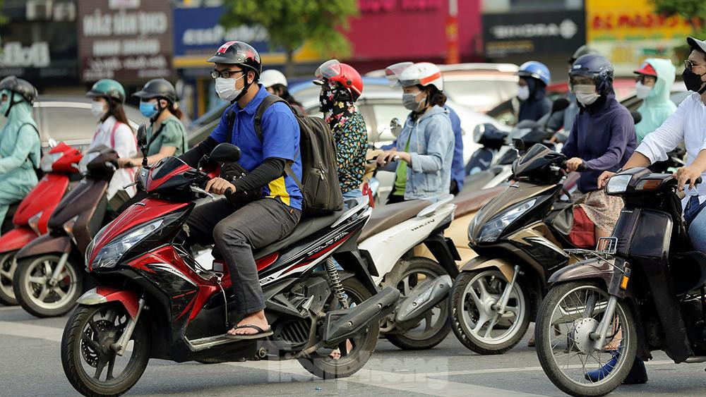 Tuy nhiên, vài ngày gần đây còn có hiện tượng người dân ra đường tương đối đông.