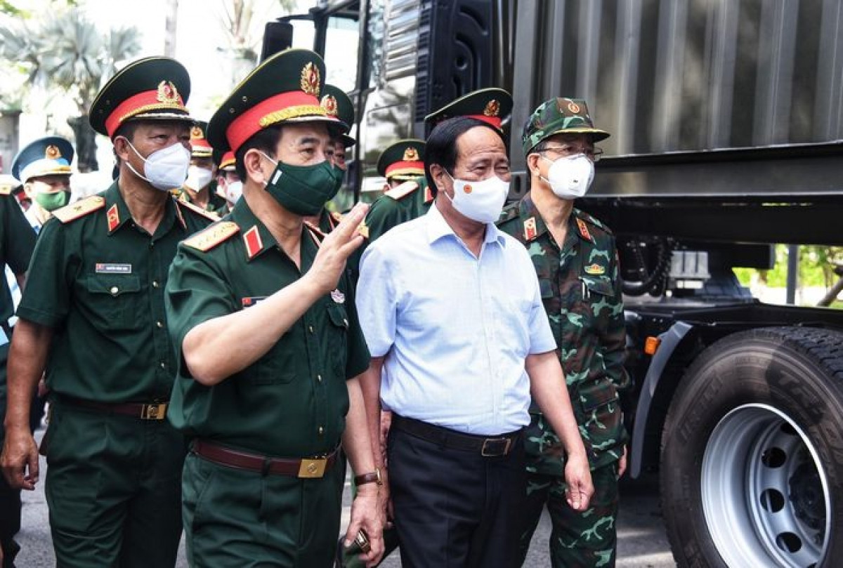  Tiểu ban Sản xuất và lưu thông hàng hóa do Phó Thủ tướng Lê Văn Thành làm Trưởng Tiểu ban. Tiểu ban có nhiệm vụ chỉ đạo việc bảo đảm an toàn phòng, chống dịch trong các hoạt động sản xuất, kinh doanh; bảo đảm cung ứng đầy đủ, kịp thời lương thực, thực phẩm, nhu yếu phẩm cho các địa phương, nhất là các địa phương thực hiện giãn cách xã hội; bảo đảm lưu thông hàng hóa thông suốt, không để ách tắc các hoạt động cung ứng. Ảnh: Zing