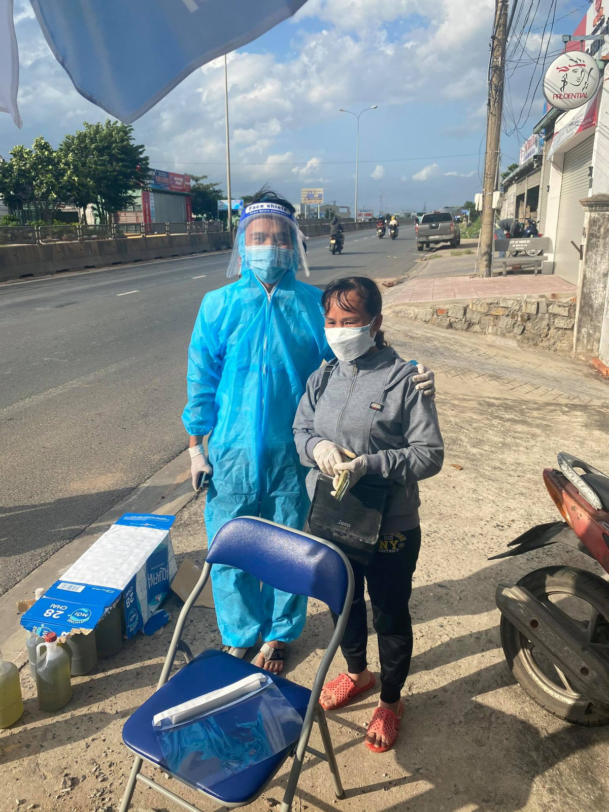 Danh tinh nguoi phu nu cam xap tien ho tro nguoi dan ve que tranh dich