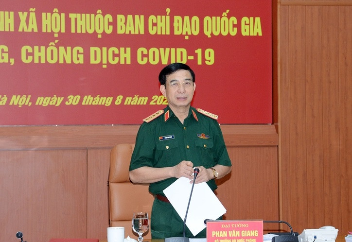 Tại buổi lễ, Đại tướng Phan Văn Giang, Bộ trưởng Quốc Phòng đã trao Huân chương Bảo vệ Tổ quốc hạng Ba tặng các Thứ trưởng. Bộ trưởng khẳng định, phần thưởng là sự ghi nhận, đánh giá cao của lãnh đạo Đảng, Nhà nước đối với sự đóng góp của các Thứ trưởng đối với sự nghiệp xây dựng nền quốc phòng toàn dân, góp phần vào sự nghiệp xây dựng CNXH và bảo vệ Tổ quốc. Ảnh: QĐND
