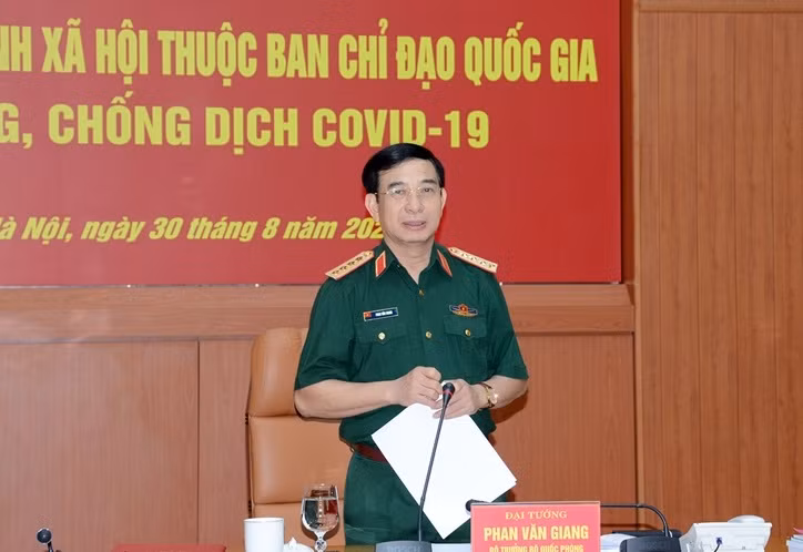 Tại buổi lễ, Đại tướng Phan Văn Giang, Bộ trưởng Quốc Phòng đã trao Huân chương Bảo vệ Tổ quốc hạng Ba tặng các Thứ trưởng. Bộ trưởng khẳng định, phần thưởng là sự ghi nhận, đánh giá cao của lãnh đạo Đảng, Nhà nước đối với sự đóng góp của các Thứ trưởng đối với sự nghiệp xây dựng nền quốc phòng toàn dân, góp phần vào sự nghiệp xây dựng CNXH và bảo vệ Tổ quốc. Ảnh: QĐND