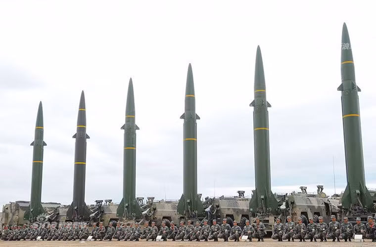DF-16 (Đông Phong 16) là hệ thống tên lửa đạn đạo tầm ngắn - tầm trung cơ động được giới thiệu lần đầu trong cuộc duyệt binh ở Bắc Kinh tháng 9/2015. Dự án phát triển DF-16 đã được thực hiện từ giữa những năm 2000, chúng được cho là loại vũ khí dùng để đe dọa Đài Loan. Nguồn ảnh: Sina