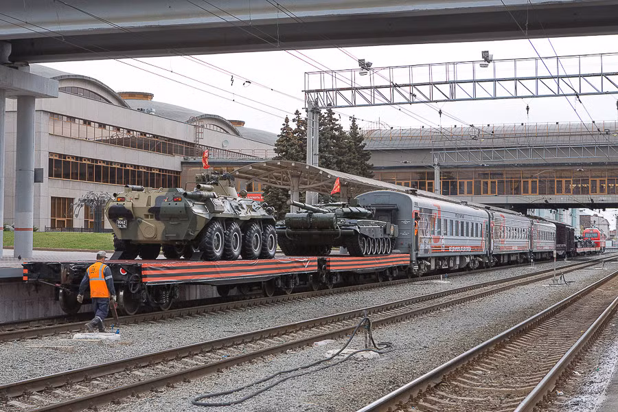 Đoàn tàu khá ngắn, chỉ có 8-9 toa, trong đó có 4 toa dùng để chở vũ khí. Nguồn ảnh: Arms-Expo