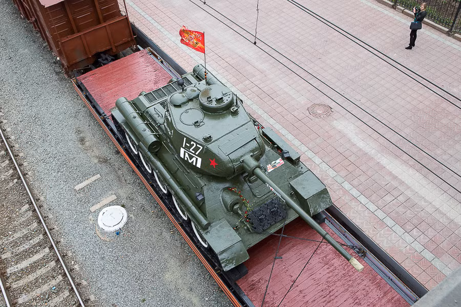 Nó thực hiện cuộc hành trình kéo dài hàng nghìn km từ Penza (cách Moscow hơn 600km) với Ekaterinburg (thủ phủ chủ thể Sverdlovsk, phía Đông dãy Ural). Trong ảnh, xe tăng T-34 mới cứng xuất hiện trên một toa tàu. Nguồn ảnh: Arms-Expo