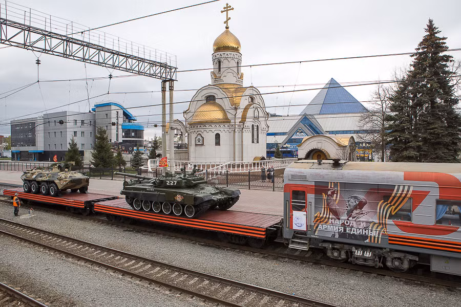 Ngoài ra còn có những loại vũ khí hiện đại theo kèm như xe tăng T-72B3 và xe thiết giáp chở quân BTR-82A. Nguồn ảnh: Arms-Expo