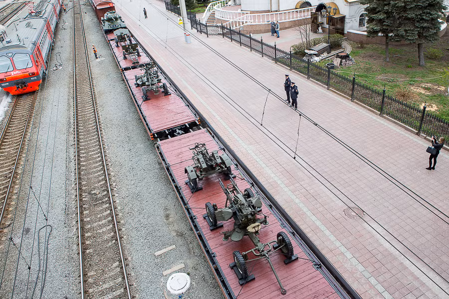 Trên đoàn tàu này chở nhiều loại vũ khí thời chiến tranh thế giới thứ 2 và cả vũ khí hiện đại của Quân đội Nga. Nguồn ảnh: Arms-Expo