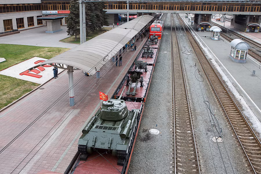 Người dân trên khắp thành phố đoàn tàu đi qua được chiêm ngưỡng nhiều loại vũ khí huyền thoại của hồng quân gồm xe tăng T-34, lựu pháo M30 122mm, pháo chống tăng Zis-4 57mm, pháo phòng không 61-K 37mm, súng máy phòng không ZPU 14,5mm. Nguồn ảnh: Arms-Expo