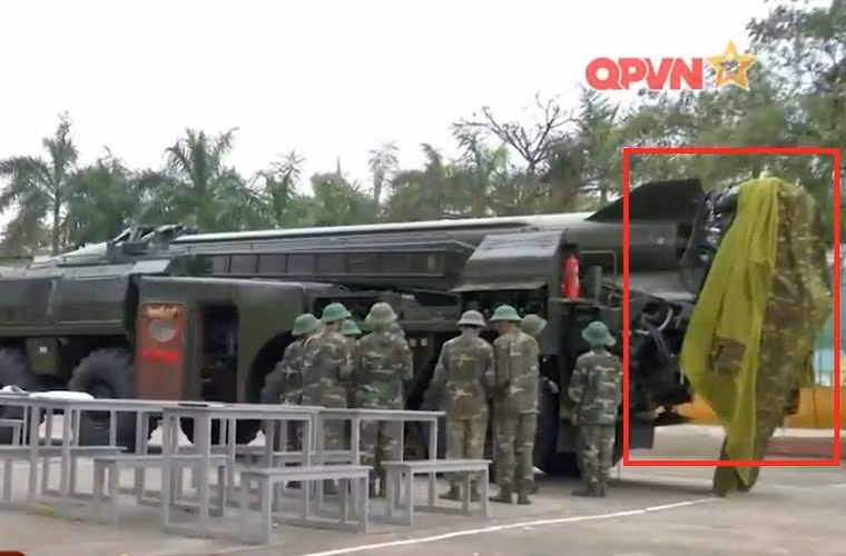 Tổ hợp tên lửa mặt đất chiến thuật-chiến dịch 9K72 Elbrus (NATO định danh Scud-B) gồm 2 thành phần chính: xe phóng 9P117M và tên lửa 8K14. Trong ảnh, dấu đỏ là bệ phóng 9N117 có chức năng đỡ giữ đạn thẳng đứng và hướng đạn theo phương vị mục tiêu trong tư thế chuẩn bị phóng. Khung kim loại của bệ phóng cũng là bộ phận dùng để gá các cáp phóng, đường ống dẫn và các thiết bị phục vụ phóng đạn của xe phóng khi hành quân hay triển khai chiến đấu. Bệ phóng bao gồm các thành phần chính: khung bệ; tấm chắn luồng; đáy bệ, trục xoay bệ và máy xoay bệ. Nguồn ảnh: Kênh Quốc phòng Việt Nam