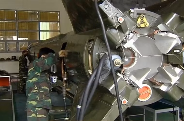 Đạn tên lửa Scud (hay còn gọi là R-17E hoặc 8K14), có chiều dài 11,25m, đường kính thân 0,88m, trọng lượng phóng 5,9 tấn. Tên lửa trang bị động cơ nhiên liệu lỏng Isayev RD-21 (thành phần nhiên liệu gồm chất cháy TM-185, chất oxy hóa AK-27I và nhiên liệu phóng TG-02) cho tầm bắn 280-300km (phiên bản xuất khẩu cho Việt Nam). Nguồn ảnh: Kênh Quốc phòng Việt Nam