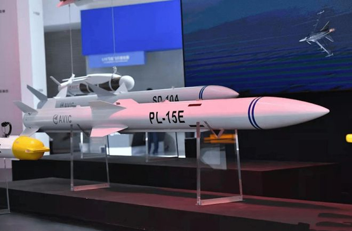 PL-15 được Học viện Tên Lửa Hàng không Trung Quốc tại Lạc Dương phát triển và đưa vào thử nghiệm lần đầu tiên năm 2012. Với hệ thống dẫn đường bằng radar mảng pha điện tử chủ động (AESA) và đường truyền dữ liệu hai chiều, tên lửa có thể truyền thông tin mục tiêu về máy bay và cập nhật dữ liệu dẫn đường từ phi công trong quá trình bay.