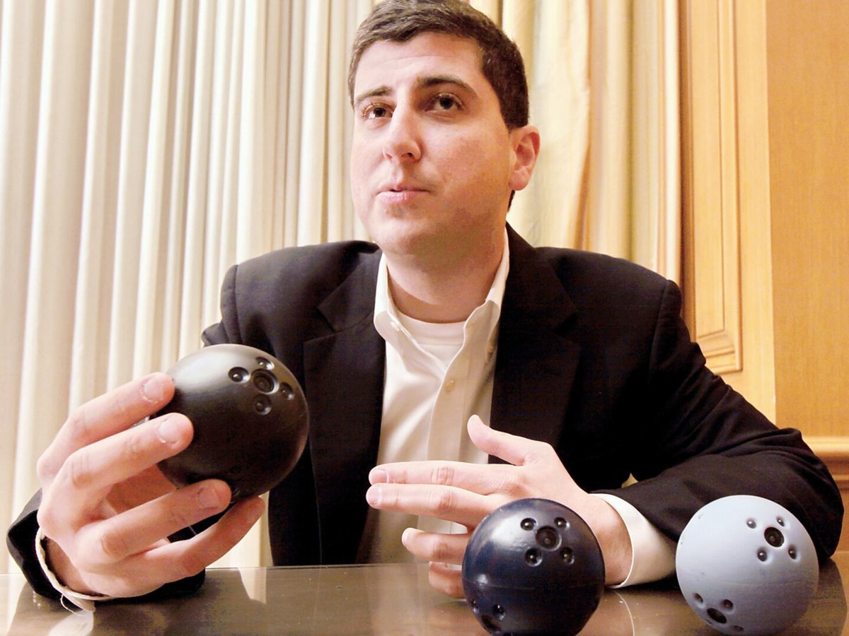 Francisco Aguilar, CEO của Bounce Imaging, giải thích rằng robot hoặc máy bay không người lái truyền thống không phù hợp để triển khai trong những tình huống phát xạ điện tử của chúng có thể gây nhiễu cho các hệ thống có độ nhạy cao. Recce360 được thiết kế được gia cố trong vỏ kim loại chuyên dụng bảo vệ cả thiết bị điện tử và ống kính máy ảnh cũng được phủ một loại hơm kim đồng.