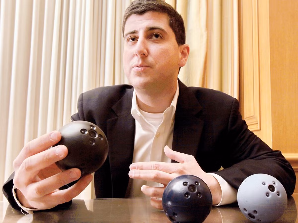 Francisco Aguilar, CEO của Bounce Imaging, giải thích rằng robot hoặc máy bay không người lái truyền thống không phù hợp để triển khai trong những tình huống phát xạ điện tử của chúng có thể gây nhiễu cho các hệ thống có độ nhạy cao. Recce360 được thiết kế được gia cố trong vỏ kim loại chuyên dụng bảo vệ cả thiết bị điện tử và ống kính máy ảnh cũng được phủ một loại hơm kim đồng.