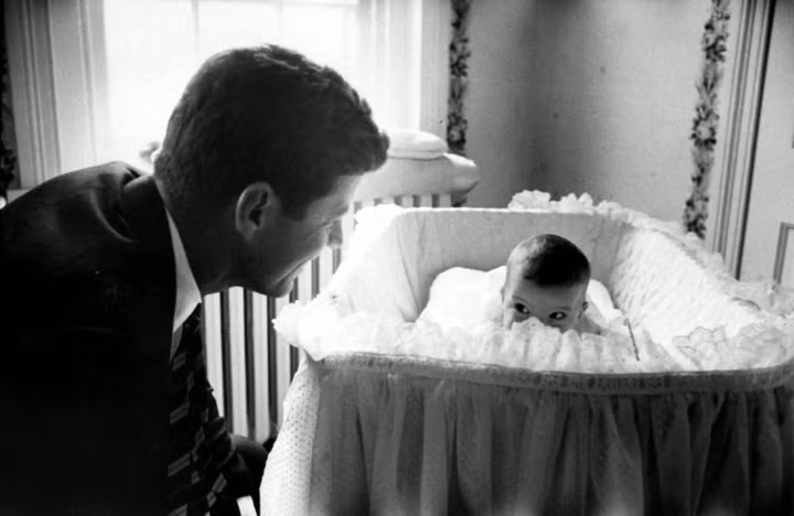 Kennedy chơi đùa với con gái Caroline. Bức ảnh chụp năm 1958. Ảnh: Getty.