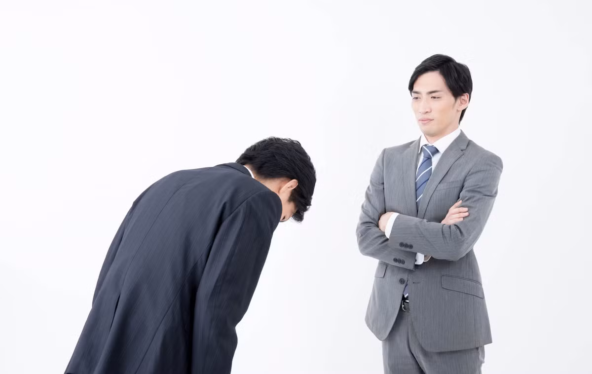 Sumimasen còn được sử dụng để chen ngang ai đó để hỏi một số điều. Ví dụ như khi bạn muốn hỏi đường một người lạ thì câu đầu tiên mà bạn nên nói là "Sumimasen".