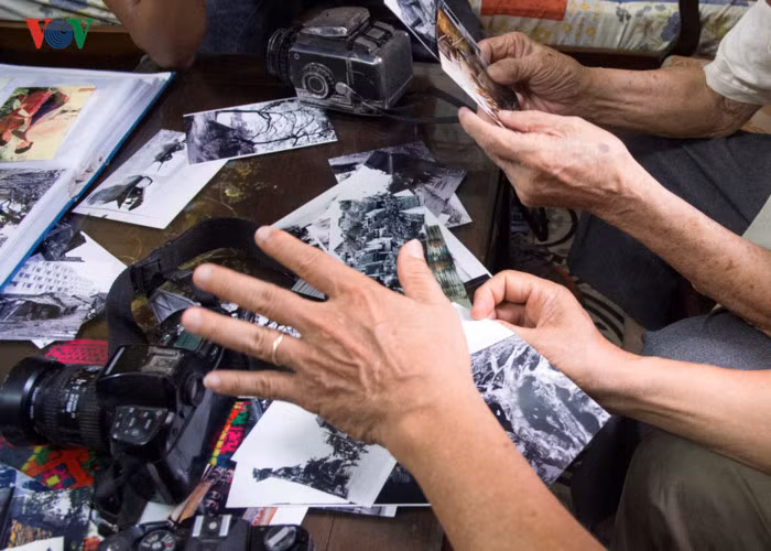 Ông nhắc lại kỷ niệm với bạn bè như thế này: "Mới hôm nào gặp tôi ở chòm Lũng Cú, trên cao nguyên đá Đồng Văn, giờ lại thấy tôi lần bước trên đỉnh Hàm Rồng (SaPa). Bạn bè vừa chào tôi đang say sưa ngắm nhìn Hồ Gươm trong sương sớm, đã thấy tôi hướng ống kính vào cổng làng cổ Đường Lâm".