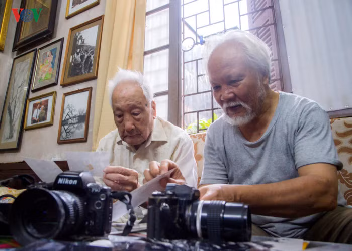 Để nghe những câu hỏi của chúng tôi về những nét đẹp của Hà Nội qua ảnh, ông cần sự "phiên dịch" từ con trai Lê Cường - Nhà nghiên cứu về Mỹ Thuật.
