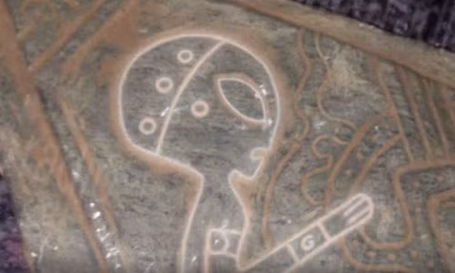 Tại khu vực sinh sống của người Maya cổ đại, các chuyên gia đã tìm thấy hình chạm khắc người ngoài hành tinh có đôi mắt hình quả hạnh, đầu thuôn dài. Các vật thể hình đĩa được nhiều nhà nghiên cứu coi là bằng chứng về phi thuyền tối tân.