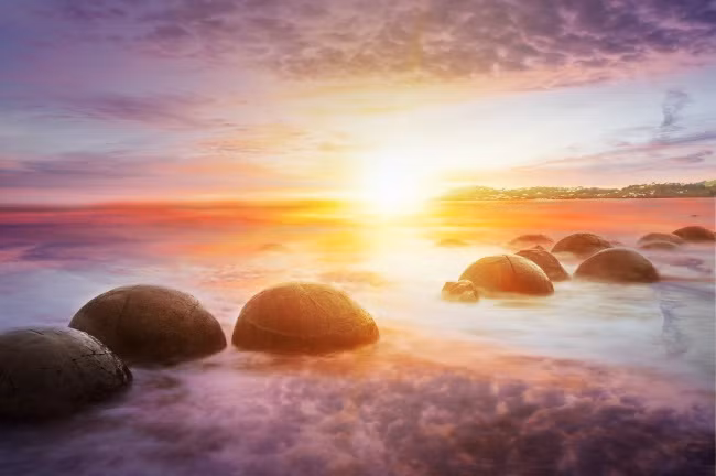 Những hòn đá Moeraki Boulders còn được gọi là "Những quả trứng rồng" nằm ở bãi biển Koekohe, New Zealand. Đây cũng là một trong những bí ẩn khó giải nhất thế giới.