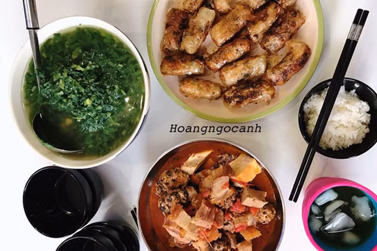 ...Hầu như toàn bộ thời gian làm việc của mình từ sáng đến tối đều ở nhà mẹ ruột...